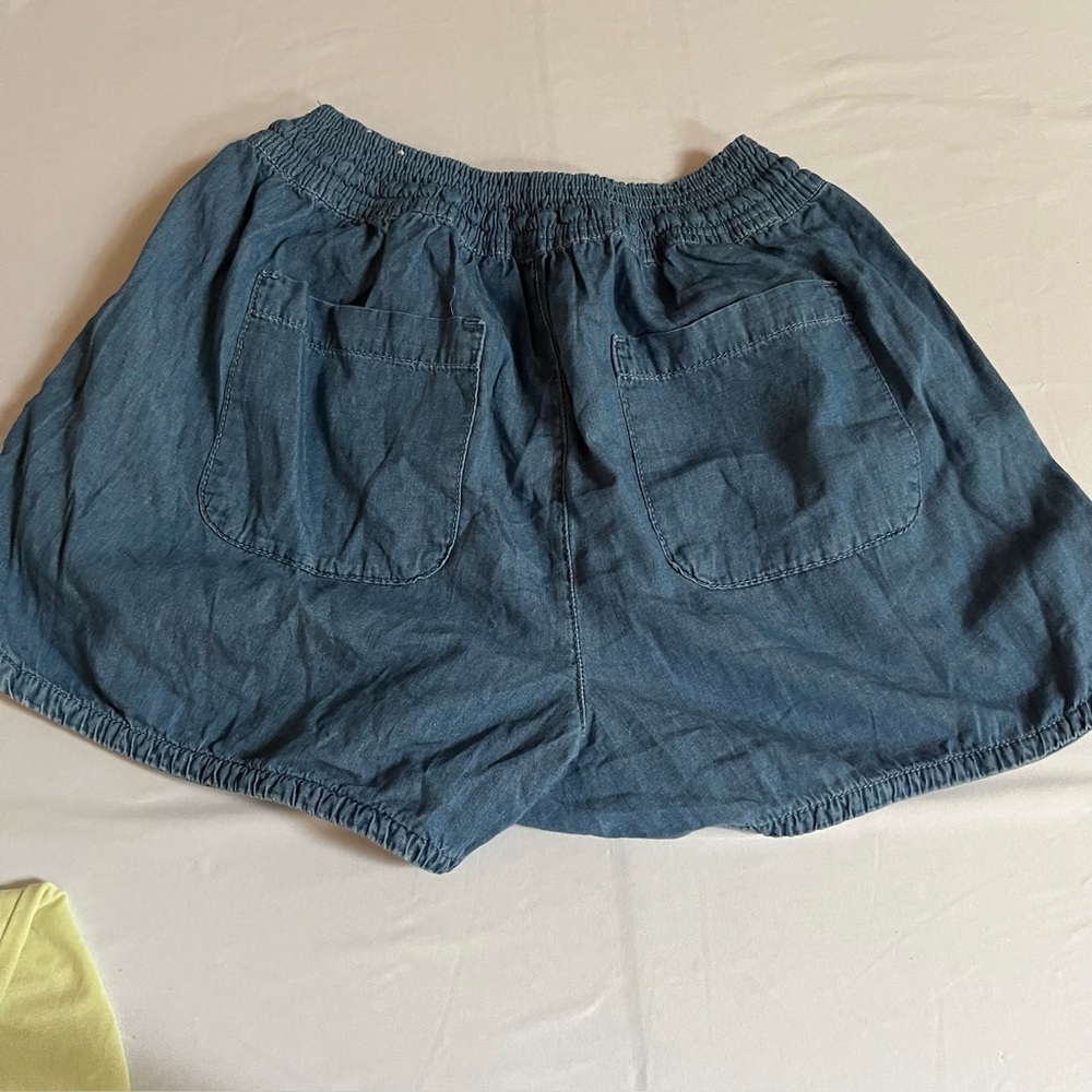 Maurices size large blue lightweight denim shorts
